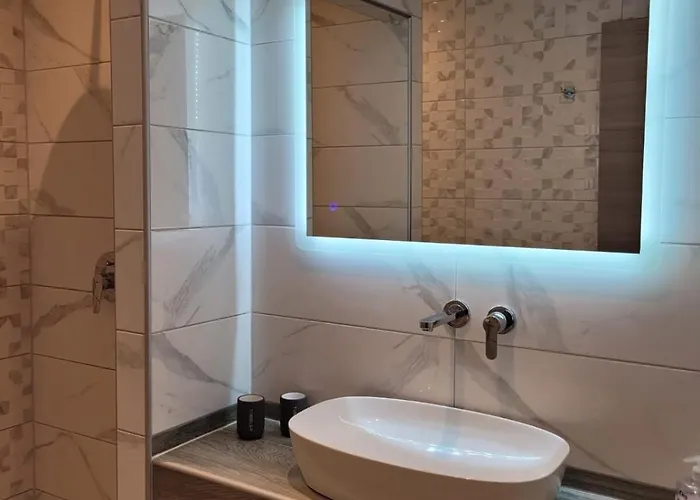 Modernes Direkt Am * クリッシ・アモウディア